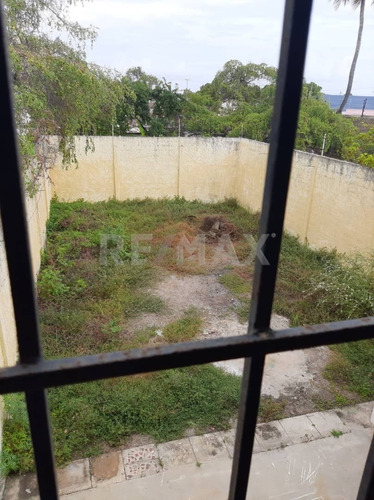 Imagen 10 de 14 de Edificio Comercial Dos Plantas A Pie Calle México Cumaná Amplio Local Comercial En Pb Y 5 Oficinas Con Baño Privado