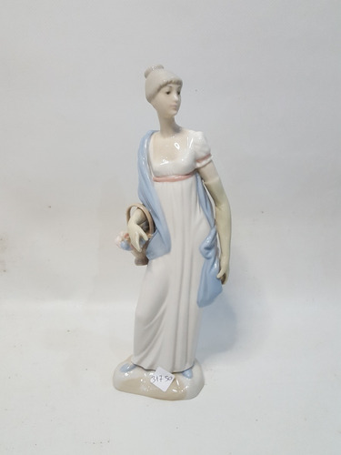 Figura Mujer Con Canasta Spain Cod 31750