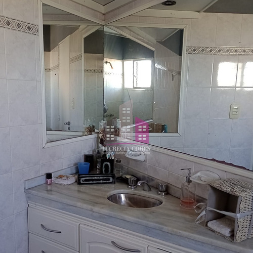 Hermosa Casa En Venta Más Dos Locales Comerciales- B° Parque Capital