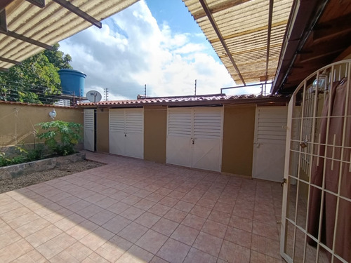Casa En Venta En Valles De Camoruco Calle Cerrada Mcc