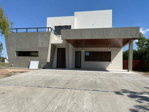 Casa En Venta En El Cantón Norte, Escobar Gba Norte - 4 Dormitorios A La Laguna