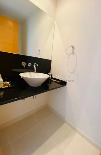 Apartamento En Venta De 3 Dormitorios En Seasons Tower, Punta Del Este.