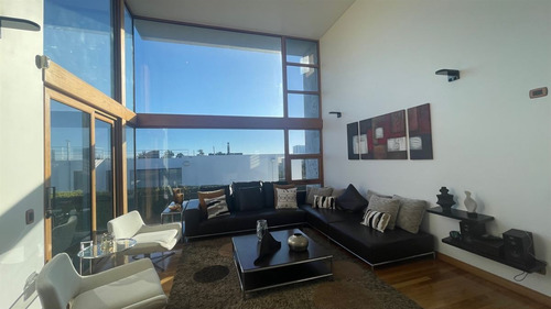Casa En Venta De 5 Dorm. En Concón