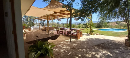Casa En Venta De 5 Dorm. En Limache