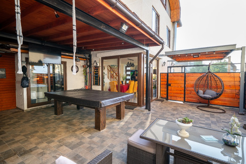 Casa Remodelada De Tres Pisos Y 4 Dormitorios En Condominio
