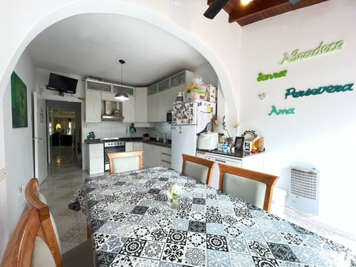 Imagen 6 de 12 de Casa Triplex En Venta, Castelar, 4 Ambientes Cochera, Fondo Y Parrilla