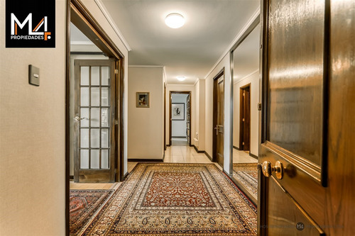 Departamento En Arriendo De 3 Dorm. + Servicio En Las Co