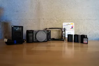 Cámara Sony A6400, 3 Baterías, Jaula Smallrig Y 2 Memorias