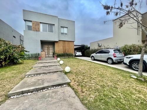 Casa  En Venta En Barrancas De Santa Maria, General Pacheco, Tigre