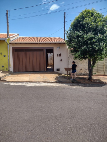Casa Com 2 Quartos, 1 Banheiro, Garagem Coberta E Lavanderia