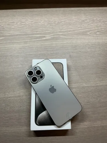 iPhone 15 Pro Max Con AirPods 3 Gen Magsafe Versión (Usado)