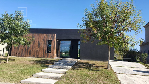Muy Linda Casa En Venta Con Pileta Y Mucho Diseño - Barrio Cerrado San Matias