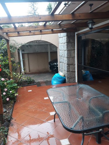 Casa De Excelente Construcción Y Ubicación, Amplia Y Soleada