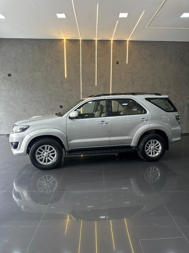 Toyota Hilux SW4 3.0 SRV 4X4 7 LUGARES 16V TURBO INTERCOOLER DIESEL 4P AUTOMÁTICO