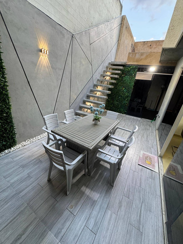 Lm Moderno Townhouse En Venta Res. Naiguata Sector Manantial