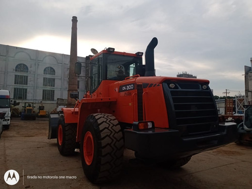 Imagem 2 de 15 de Pá Carregadeira Doosan Dl 300 2010 17.3 T. 8730 Hs Repasse