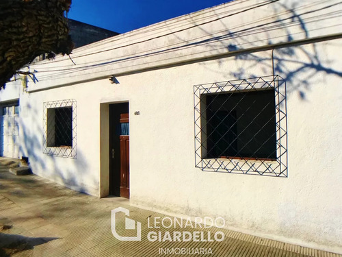 Colonia - Venta Casa Céntrica De 2 Dormitorios Con Garage Y Patio