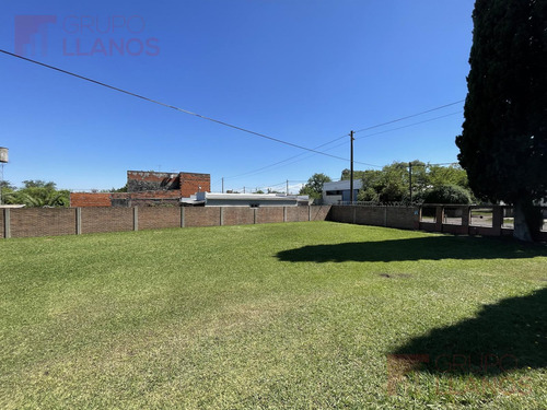 Venta De Casa Quinta En Barrio Lanusse Con 3 Terrenos