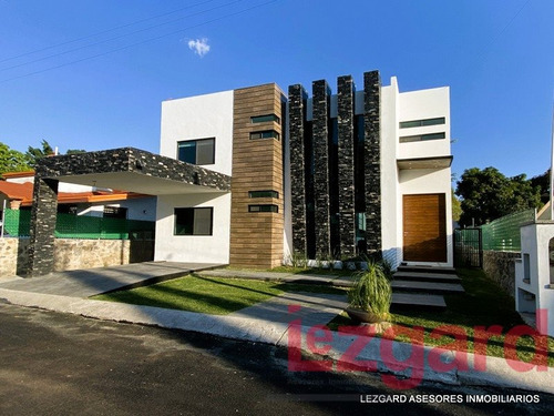 Vive El Lujo En Lomas De Cocoyoc! Casa En Venta Con Todas Las Comodidades. 