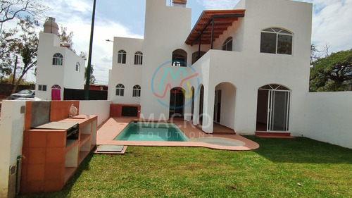 Casa En Venta Con 4 Recamaras, Jardin, Alberca Y Roof Garden En Tlayacapan