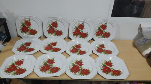 12 Platos Plastico Flor De Navidad 24x24 Cms En Oferta 