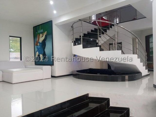 Hermosa Casa Con Estilo Moderno, De Dos Niveles, Cuenta Con Hall De Entrada, Sala De Estar, Tres Dormitorios Con Baños Y Vestier , Una Habitación Solo Con Baños, Un Medio Baños, Family Room