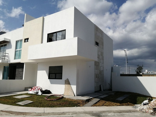 Linda Casa En Juriquilla, San Isidro, 3 Recamaras, Jardín, R