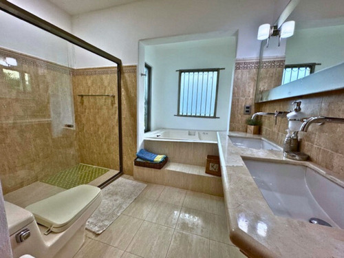 Casa Con Alberca Y Jacuzzi, En Residencial Privado, Venta Playa Del Carmen.