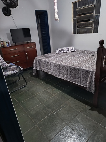 Casa Com Piscina E Barracão No Fundo