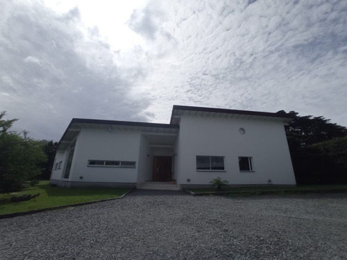 Casa En Arriendo Ubicado En Rionegro Sector Cabeceras (21313).