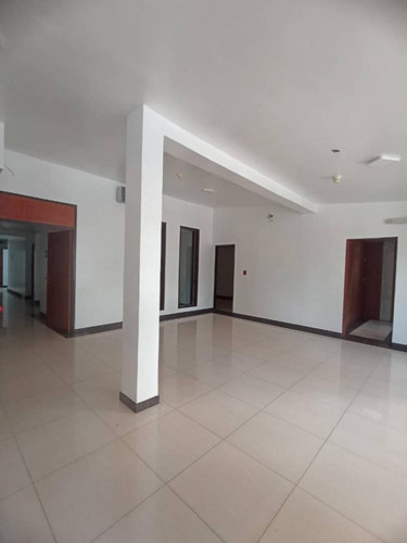 Imagen 7 de 12 de Local Comercial 240 Mts Urb. San Jose De Tarbes El Lugar Ideal Para Tu Negocio
