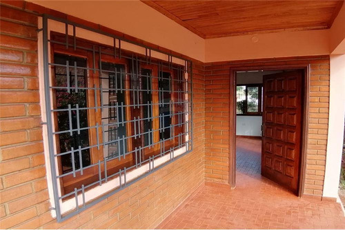 Vendo Casa De 4 Habitaciones Y 3 Baños.
