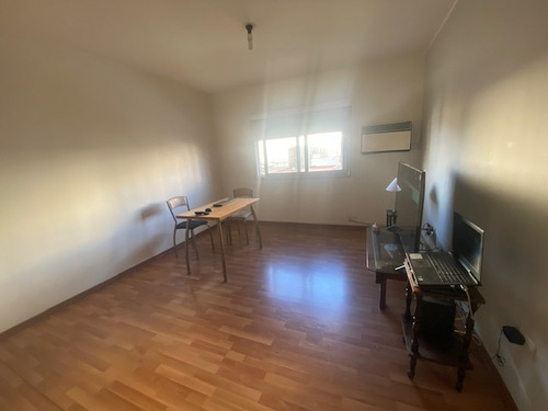Departamento 3 Ambientes Sobre La Av. Rivadavia En El Barrio De Floresta