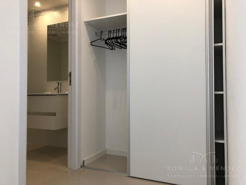 Torre Esmeralda, Unidad Central Al Frente, 2 Dormitorios, 2 Baños, Garage