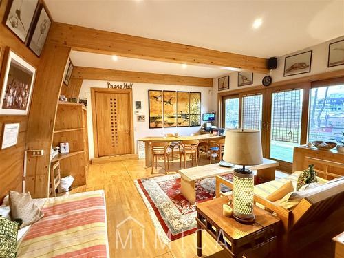 Casa De Tres Pisos Con Moderno Estilo Arquitectónico