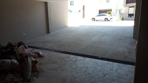 Preciosa Residencia En Misión San Jerónimo, 5 Habitaciones, Sótano, 6.5 Baños..