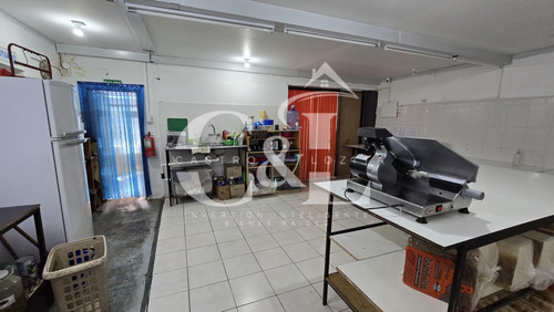 Venta Gran Propiedad: 2 Locales + 2 Galpones + Departamento