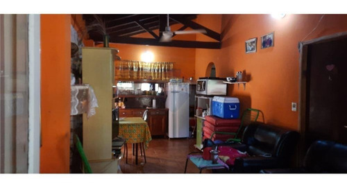 Vendo Casa Con Salón Comercial En El Barrio Los Arrabales: 3 Habitaciones Y Un Baño