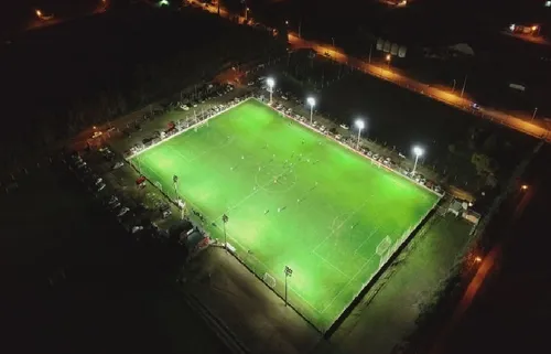 ILUMINACIÓN CON REFLECTORES LED PARA CANCHAS Y ESTADIOS. – Mundo LED