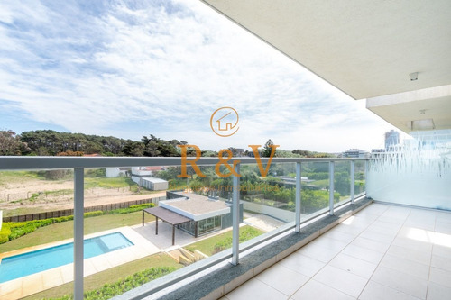 Imagen 27 de 28 de Apartamento De Tres Dormitorios En Suite En Alquiler Con Vista El Mar En Primera Lãnea Playa Brava