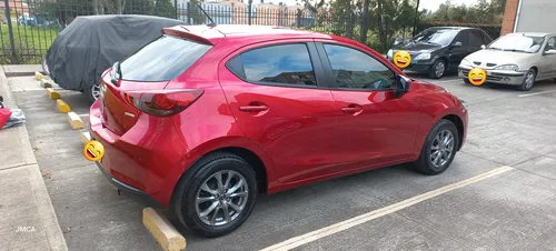 Mazda 2 Touring Hatchback Modelo 2023, Color Rojo Diamante