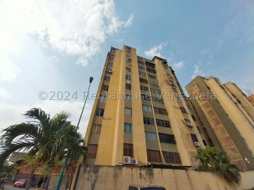 Gisselle Lobo Vende Agradable Y Fresco Apartamento En Centro De Barquisimeto, - 2 4 2 3 6 1 6- Con Todas Las Comodidades, Amplia Sala, Estacionamiento Seguro, Vigilancia 24/7.