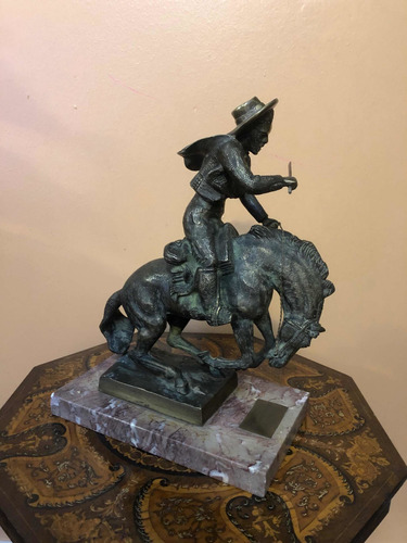 Imagen 7 de 7 de Escultura Antigua De Bronce Macizo Caballo Con Su Huaso.
