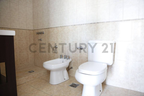 Venta De 1 Departamento Con Balcón Y Cochera En La Plata.