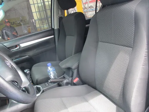 Toyota Hilux 4x4 2400cc Mt Aa