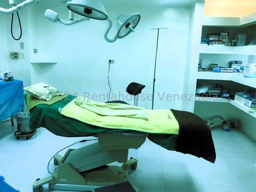 Casa Comercial Para Uso Médico Con Quirófano En Venta En Los Palos Grandes 25-20903 Cs