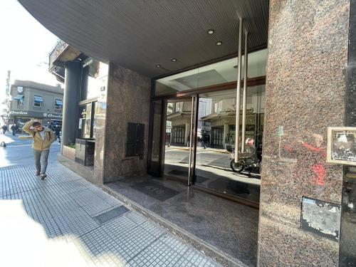Imagen 2 de 12 de Departamento 3 Ambientes En Edificio Buro Plaza