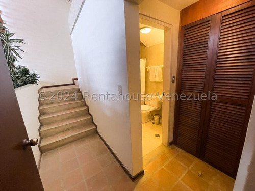 Alto Hatillo !! Hermosa Casa Con Vista Al Ávila, Impecable Cuidado Y Mantenimiento, 1.647 M2 Terreno, 408 M2 Constr., 4 Hab, 7 Baños, 6 Pe, Amplio Y Bello Anexo, Calle Cerrada Con Vigilancia Y Pozo