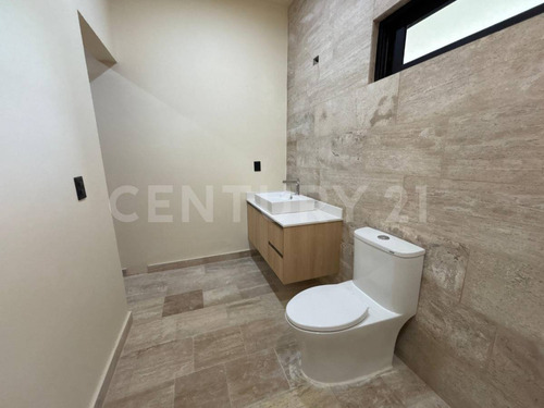 Residencia De Lujo En Vía Cumbres Con Amplios Espacios Y Exclusividad