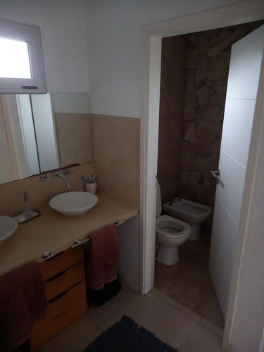 Casa En Venta - 2 Dormitorios 1 Baño - Cochera - 2.008mts2 - Castelli
